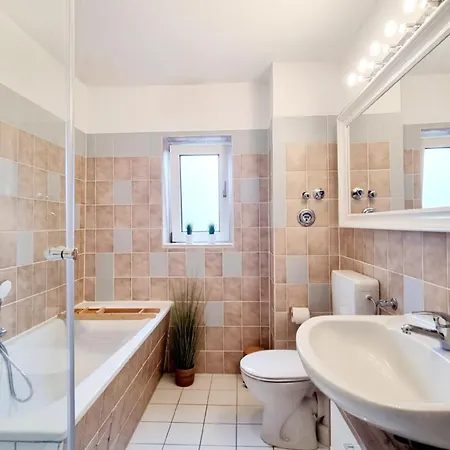 135m²-apartment I Max. 8 Gaeste I Zentral I Kueche I Balkon I Parken I Wlan